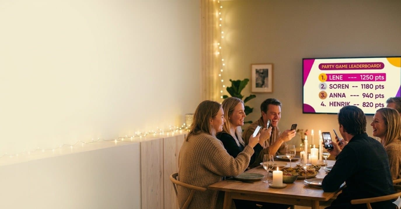 Venner til en hyggelig middag spiller selskabsleg — stillingen på TV'et, alle med mobilen i hånden.
